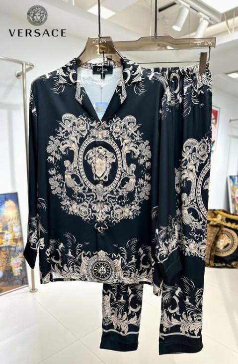 Picture of Versace Sweater Suits _SKUVersaceM-3XL24cn15442782